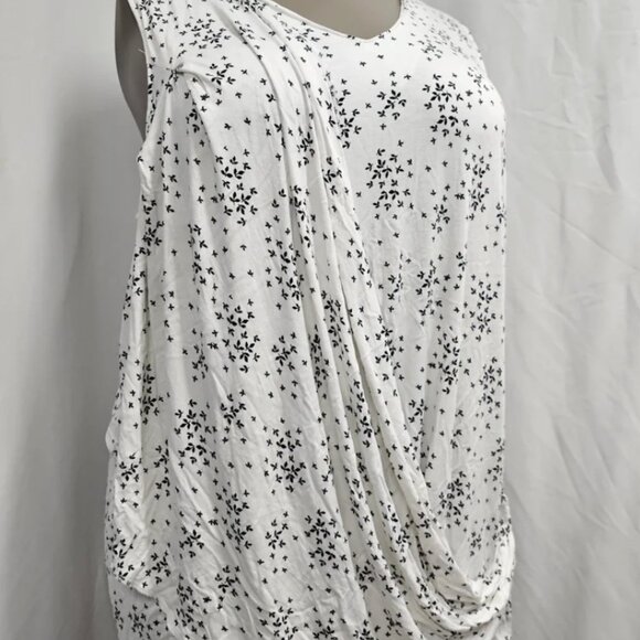 Pennington's Plus Size Sleeveless V neck Top Faux Surplice leaf Pattern Women 2X - Picture 11 of 11